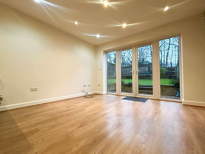 2 Bedroom End Of Terrace House To Rent In Lightwater, Surrey, GU18