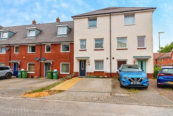4 Bedroom Town House For Sale In Colby Street, Southampton, Hampshire, SO16