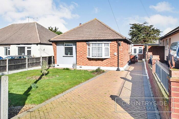2 Bedroom Detached Bungalow For Sale In Barncombe Close, Benfleet, SS7