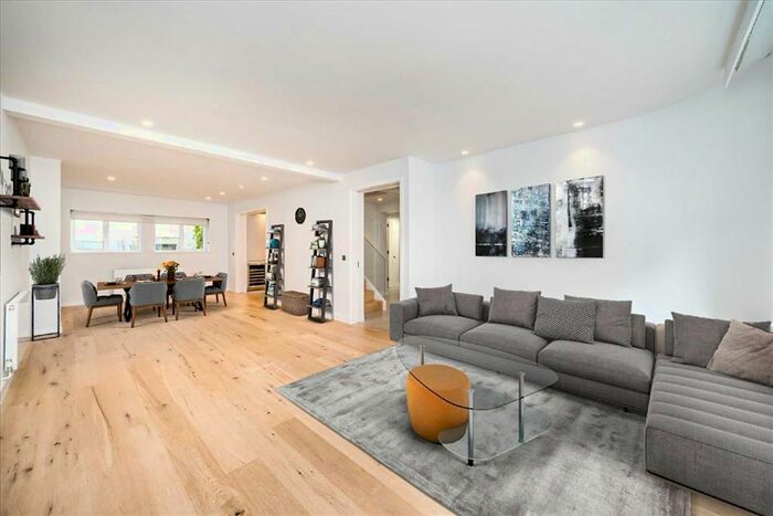 4 Bedroom Property To Rent In Montagu Mews West, London, W1H