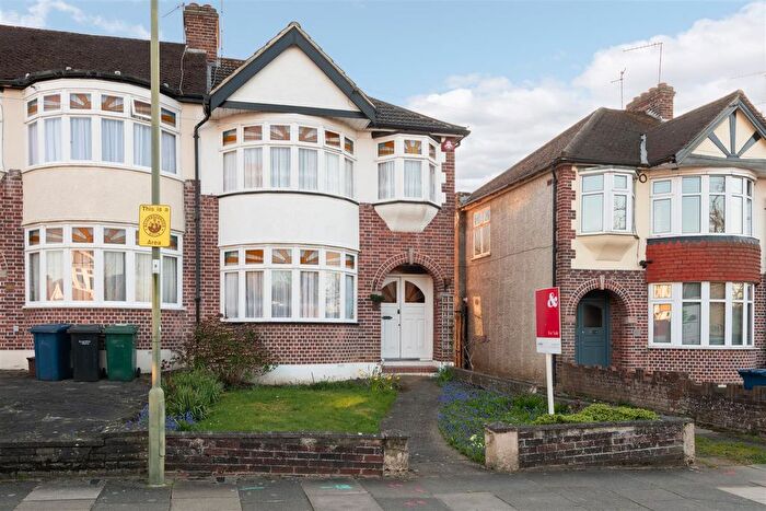 3 Bedroom End Terrace House For Sale In Woodfield Drive, East Barnet, EN4