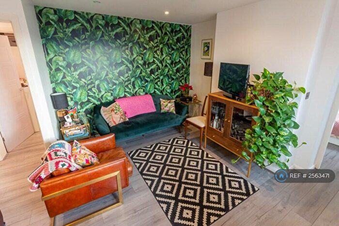 3 Bedroom Flat To Rent In The Woodlands, Crystal Palace, SE19