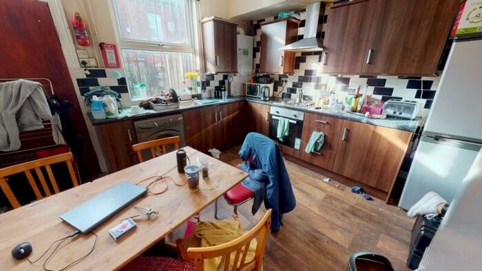 4 Bedroom Property To Rent In Welton Place, Hyde Park, Leeds, LS6