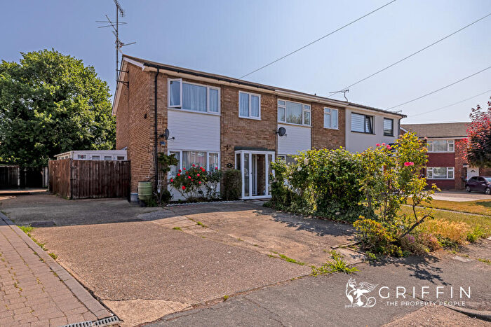 3 Bedroom End Of Terrace House For Sale In St. Lawrence Gardens, Leigh-On-Sea, SS9
