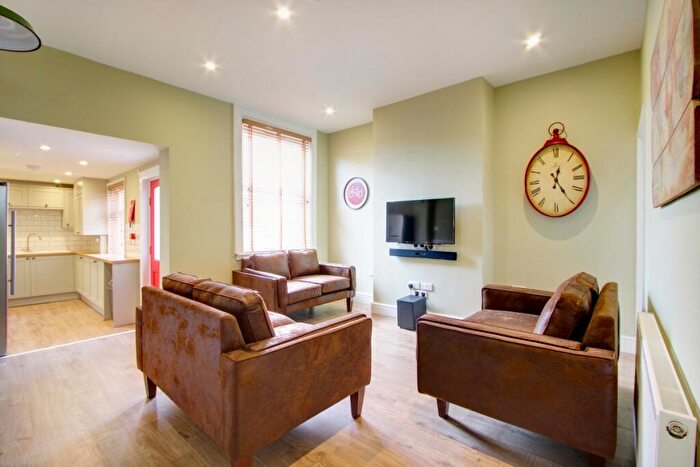 6 Bedroom Terraced House To Rent In Brudenell Mount, Leeds, LS6