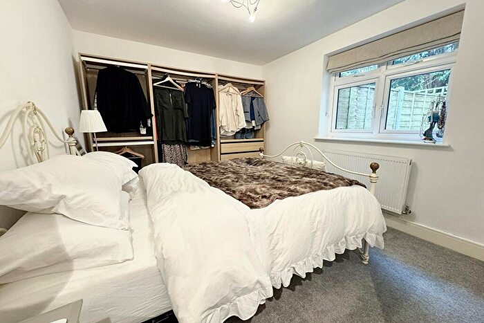 2 Bedroom Flat For Sale In Shawford, SO21