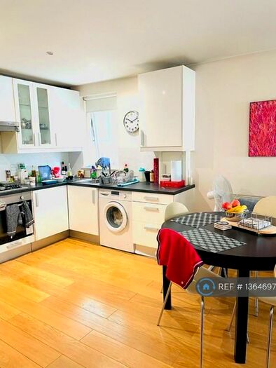 2 Bedroom Flat To Rent In Garfield Mews, London, SW11
