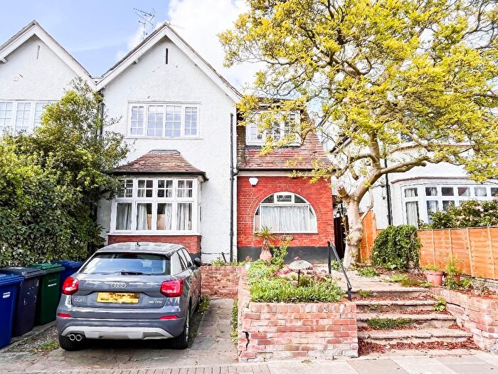 2 Bedroom Flat To Rent In West Heath Drive, Golders Green, London, NW11