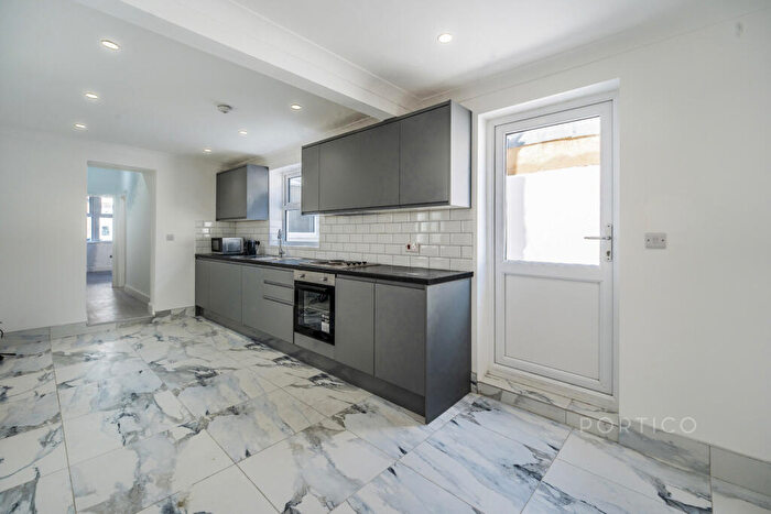 2 Bedroom Flat To Rent In Beaconsfield Road, London, E10