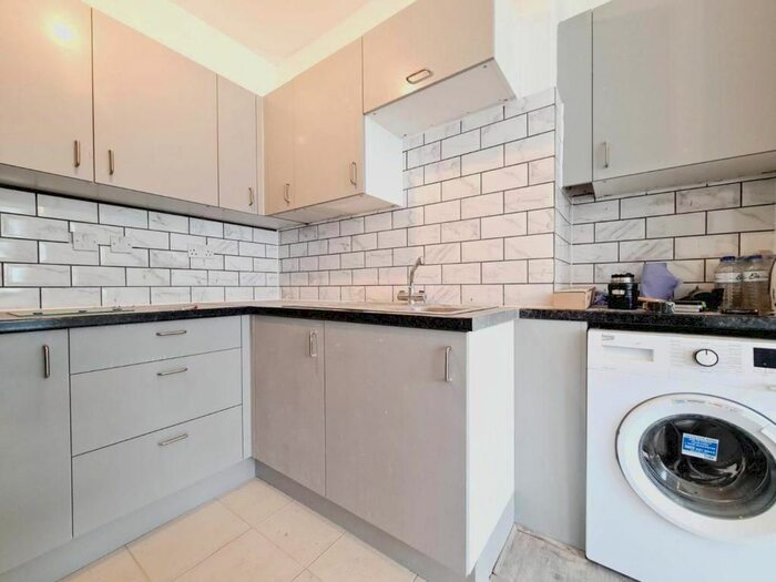 3 Bedroom Flat To Rent In Old Kent Road, London, SE15