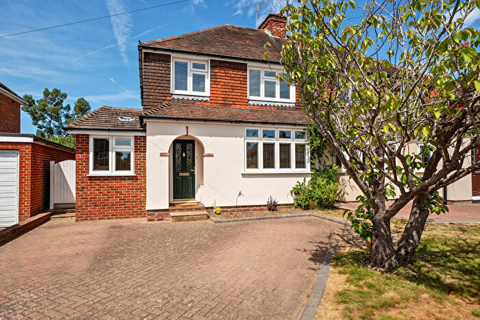 3 Bedroom Semi Detached House For Sale In Dynevor Place, Fairlands, Guildford, GU3