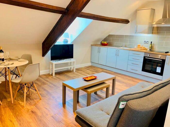 2 Bedroom Flat To Rent In St James Crescent, Uplands, Swansea, SA1