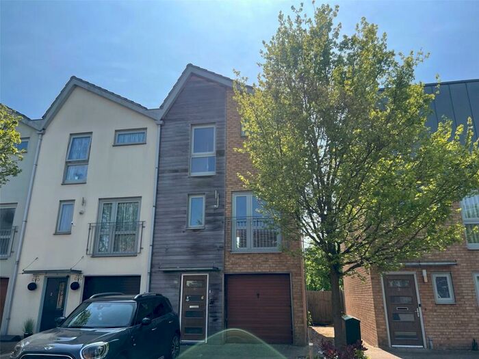 3 Bedroom End Of Terrace House To Rent In Cameron Drive, Dartford, Kent, DA1