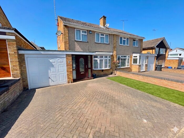 3 Bedroom Semi-Detached House For Sale In Butely Road, Luton, Bedfordshire, LU4