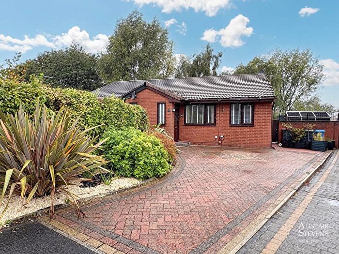 2 Bedroom Semi-Detached Bungalow For Sale In Monarch Close, Royton, OL2