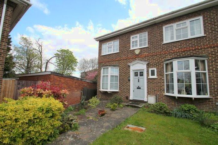 3 Bedroom Property To Rent In Chiltern Gardens, Bromley, BR2