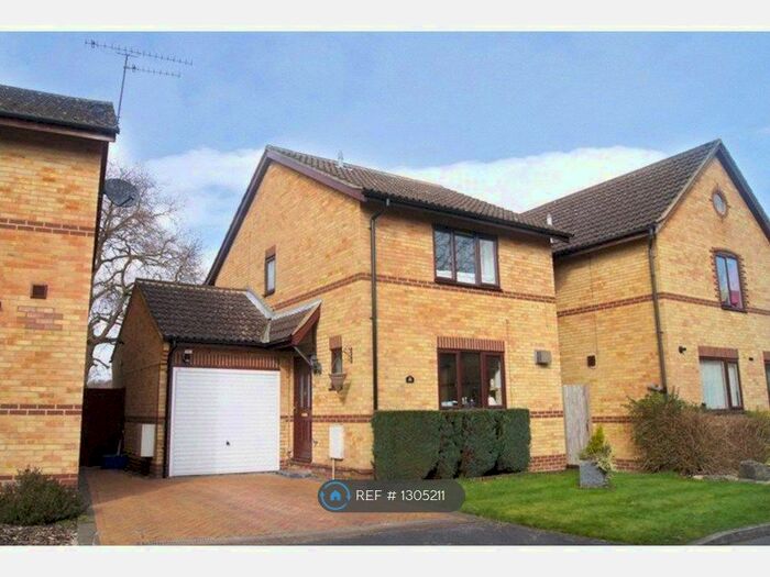 3 Bedroom Detached House To Rent In Newton Road, Farnborough GU14