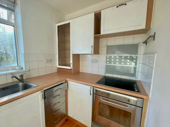 2 Bedroom Flat To Rent In Elmwood Parade, Basingstoke, RG23