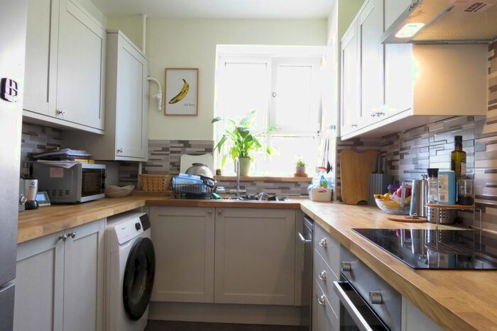 2 Bedroom Flat To Rent In Lakeview Road, West Norwood, London, SE27