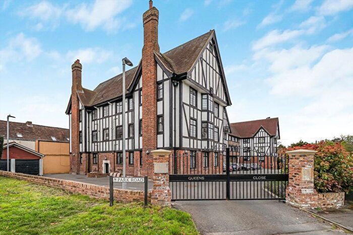 2 Bedroom Flat To Rent In Queens Close, Esher, KT10