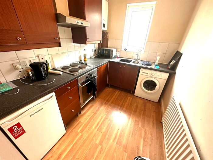 2 Bedroom Flat To Rent In Burley Road, Leeds, LS3