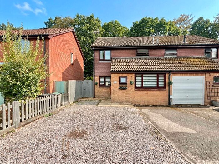 3 Bedroom Semi-Detached House For Sale In Cygnus Gardens, Dibden, SO45
