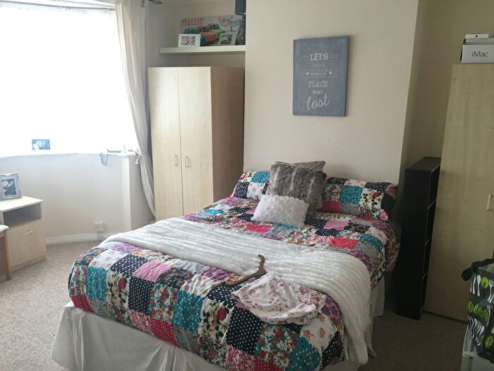1 Bedroom Flat To Rent In Somerset Close, New Malden, KT3