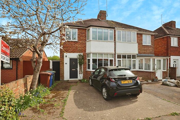 3 Bedroom Semi-Detached House For Sale In Boxhedge Road, Banbury, OX16