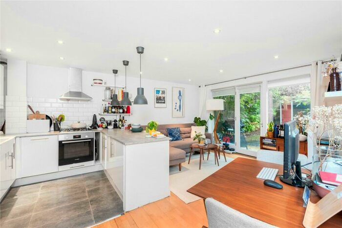 2 Bedroom Apartment To Rent In Clephane Road, London, N1