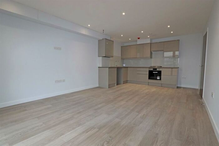 3 Bedroom Flat To Rent In London Road, Westcliff-On-Sea, SS0