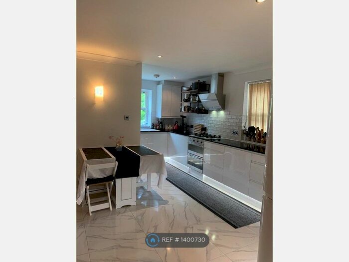 2 Bedroom Flat To Rent In Embassy Court, Bournemouth, BH1