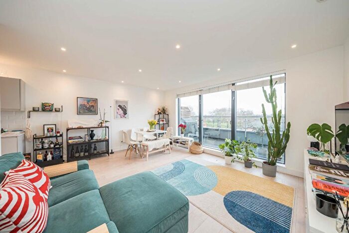 2 Bedroom Flat For Sale In St. Johns Road, Isleworth, TW7