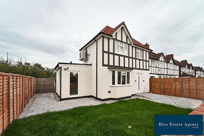 2 Bedroom Detached House To Rent In West Way, Hounslow, TW5