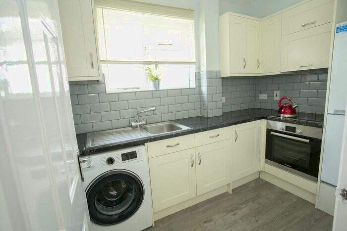 1 Bedroom Flat To Rent In Woodlands Road, Redhill, RH1