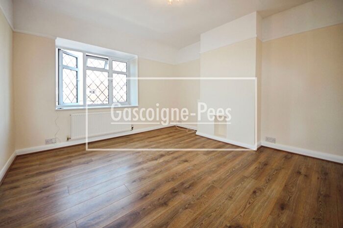 2 Bedroom Flat To Rent In Cranmer Court, Kingston Upon Thames, KT2