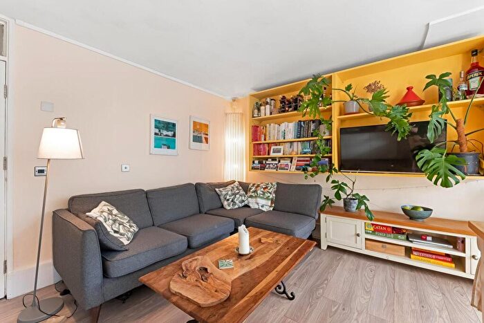 2 Bedroom Maisonette For Sale In Woodvale Walk, London, SE27