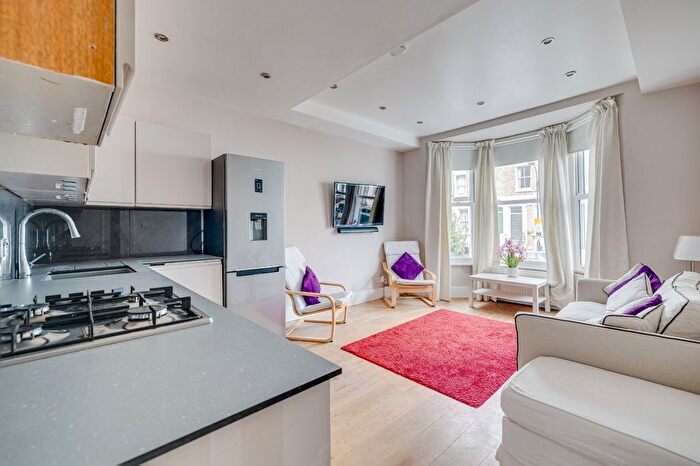 2 Bedroom Flat To Rent In Chesson Road, Barons Court, W14
