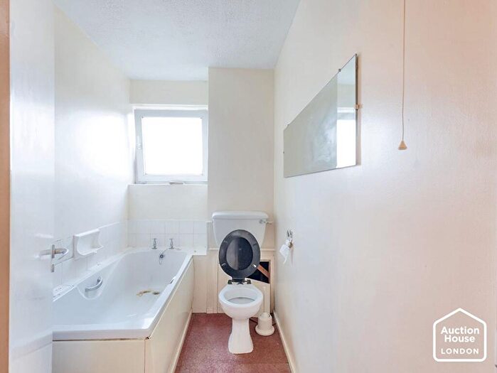 2 Bedroom Flat For Sale In Flat Mayflower House, The Drive, Great Warley, Brentwood, Essex, CM13