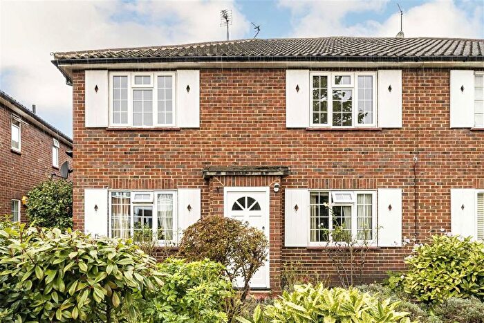 2 Bedroom Flat To Rent In Stanmore Gardens, Kew, Richmond, TW9