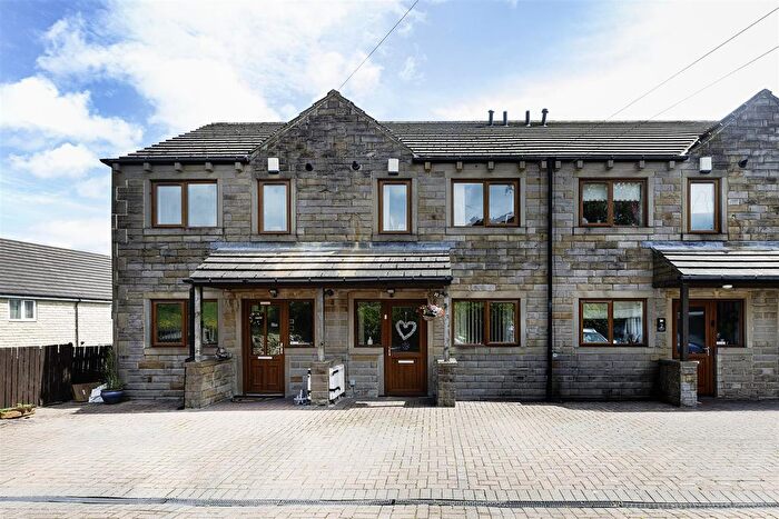 4 Bedroom Terraced House For Sale In Cowrakes Court, Lindley, Huddersfield, HD3