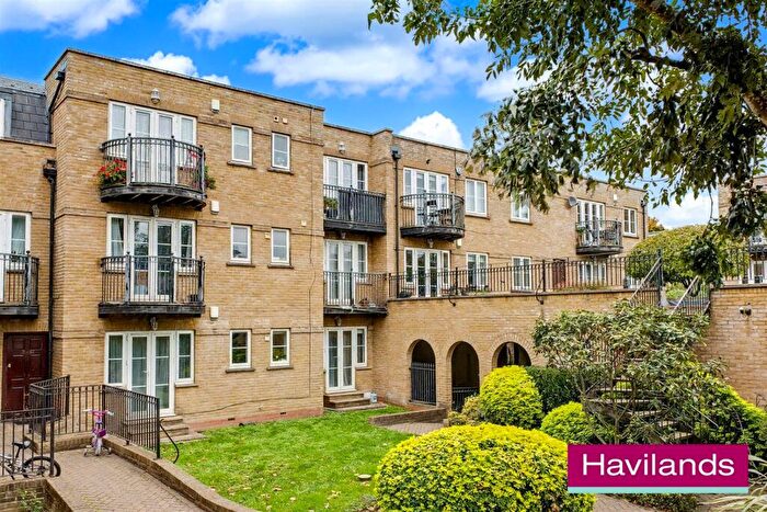 2 Bedroom Apartment For Sale In High Street, London, N14