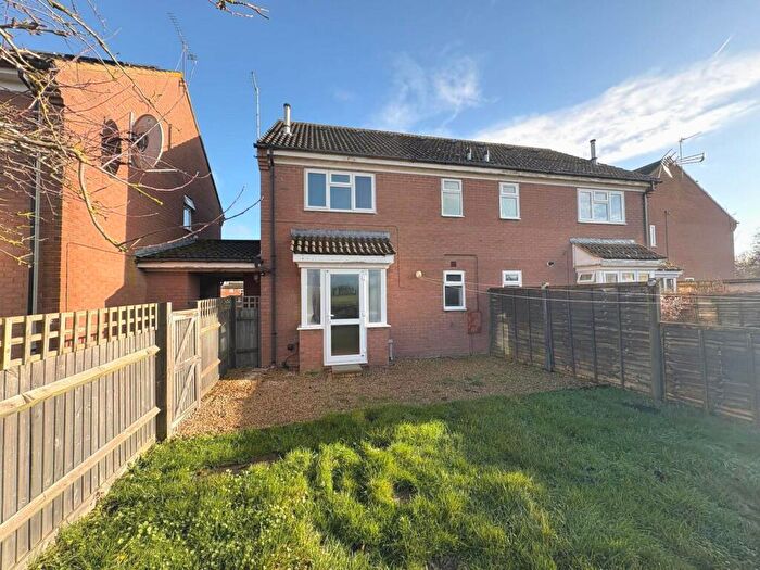 1 Bedroom Cluster House For Sale In Iris Close, Aylesbury, HP21