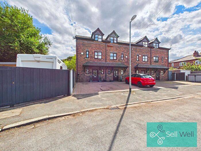 3 Bedroom Semi-Detached House For Sale In Warren Drive, Swinton, M27
