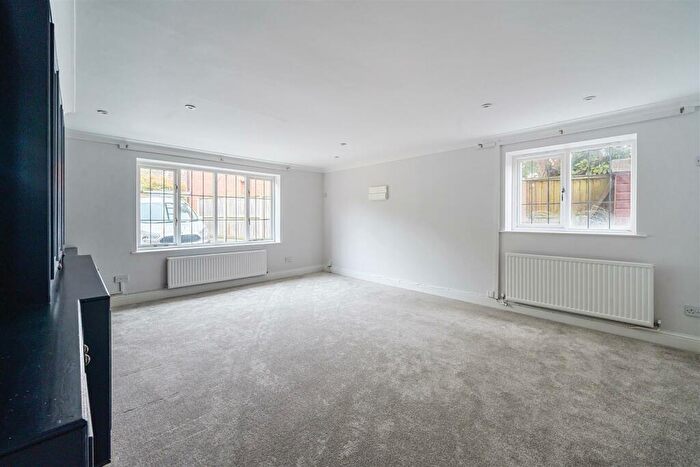 5 Bedroom Detached House To Rent In Manse Gardens, Cheltenham, GL51