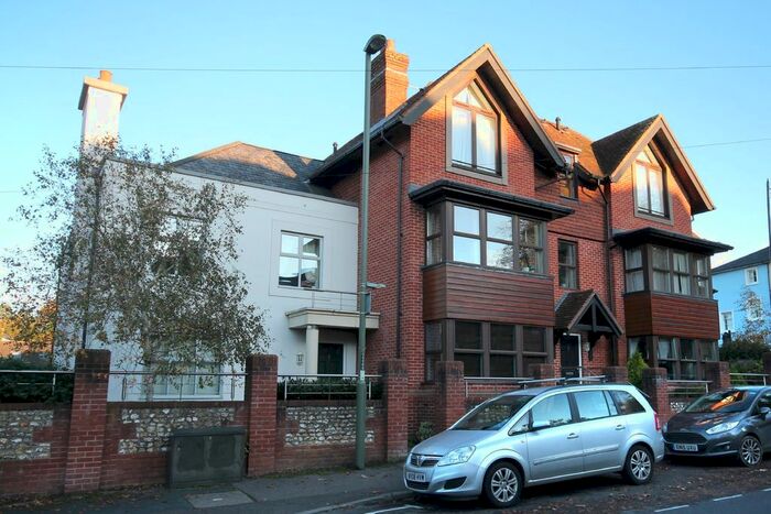 2 Bedroom Flat To Rent In South Street, Dorking, RH4