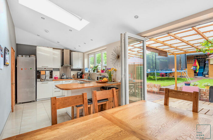 4 Bedroom Detached House To Rent In Shepherds Lane, Guildford, GU2