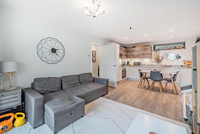 1 Bedroom Flat For Sale In Aspect Place, Mole Road, Hersham, KT12