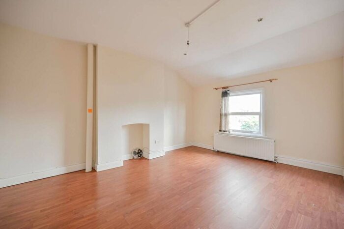 1 Bedroom Flat To Rent In Claremont Road, Cricklewood, London, NW2