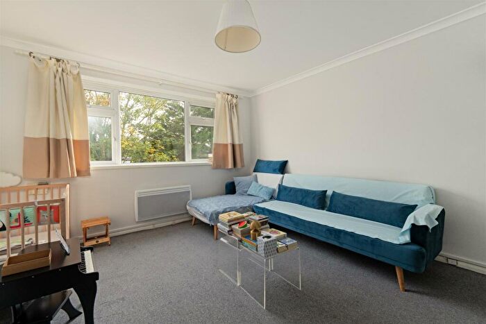 1 Bedroom Apartment For Sale In Sultan Road, Wanstead, E11