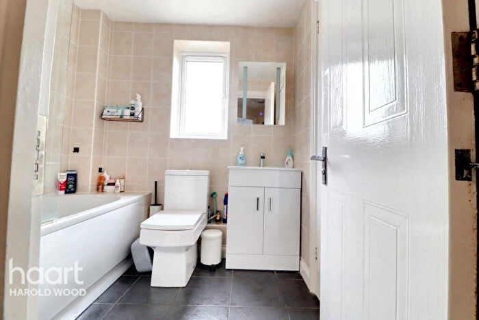 1 Bedroom Apartment For Sale In Messant Close, Romford, RM3